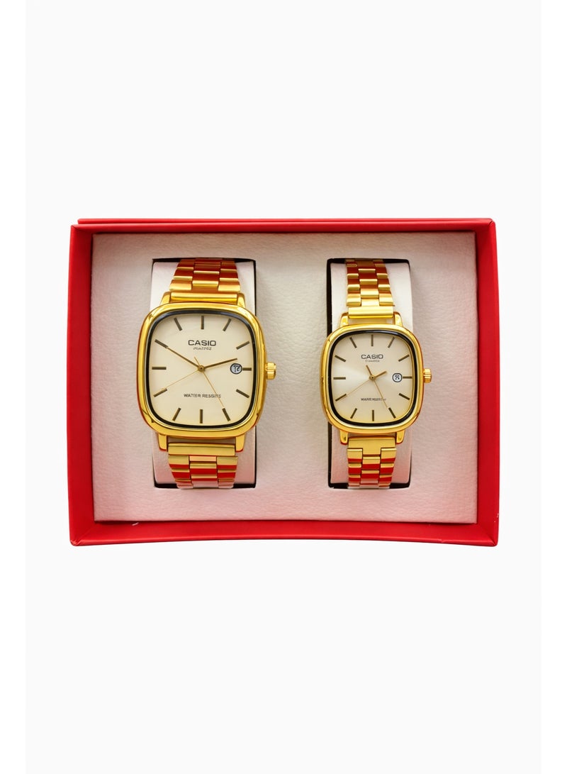 طقم ساعات زوجي كاسيو – ساعة رجالي وساعة نسائي أنالوج بميناء كريمي وسوار ستانلس ستيل ذهبي